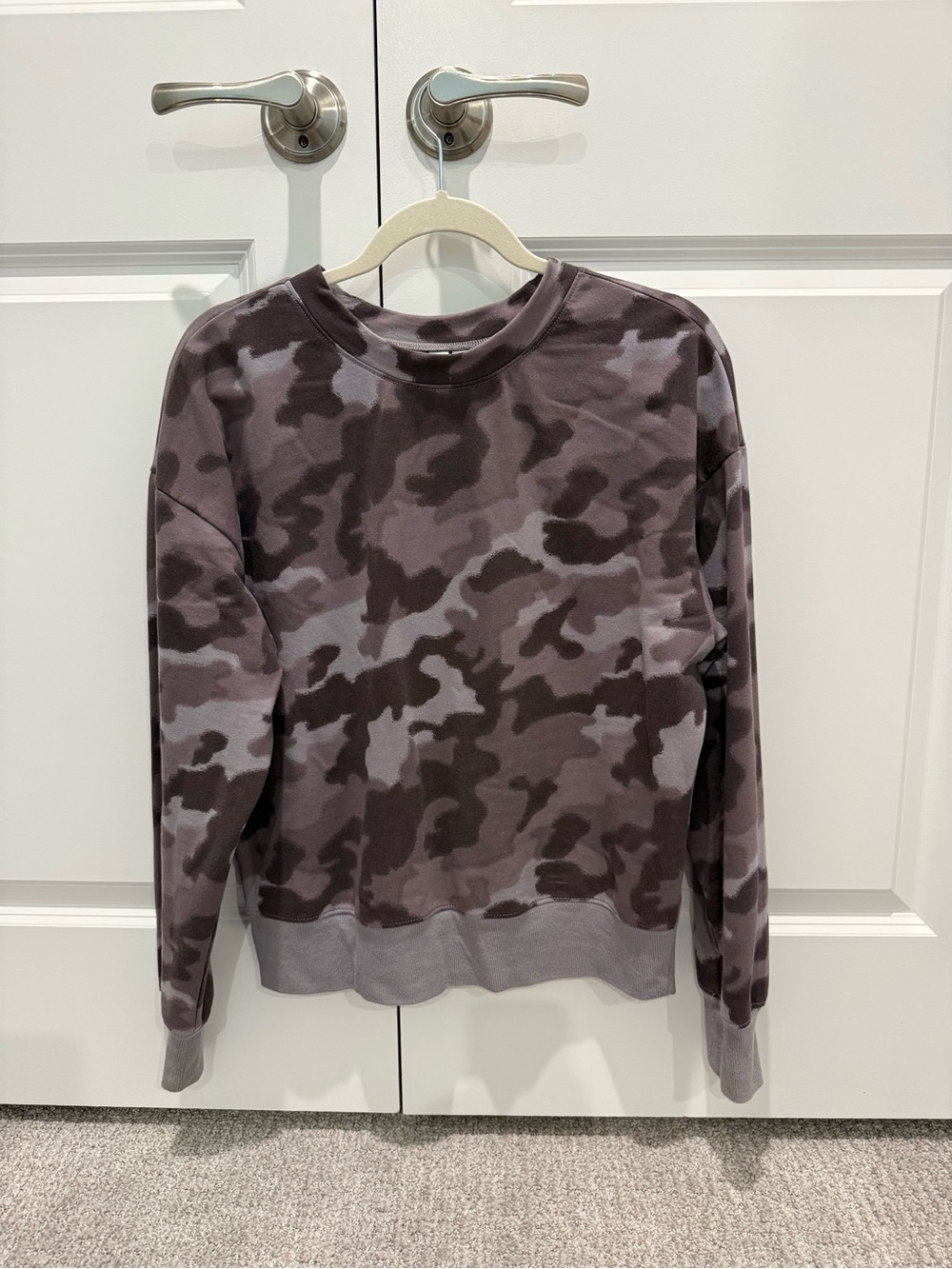 Z by Zella Camo Crewneck Sweatshirt in Mauve shades